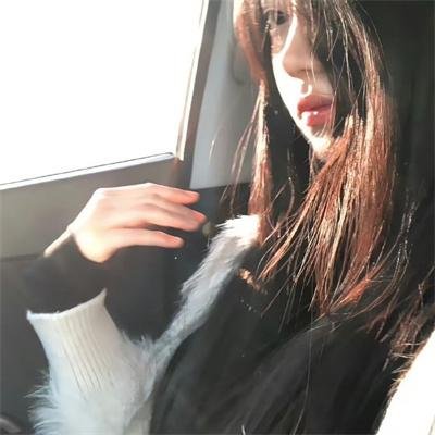 伊塞克湖的猩红色罂粟花
